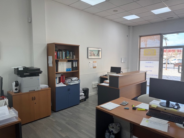 Área de recepción para clientes de asesoría fiscal, contable y laboral en Roquetas de Mar.